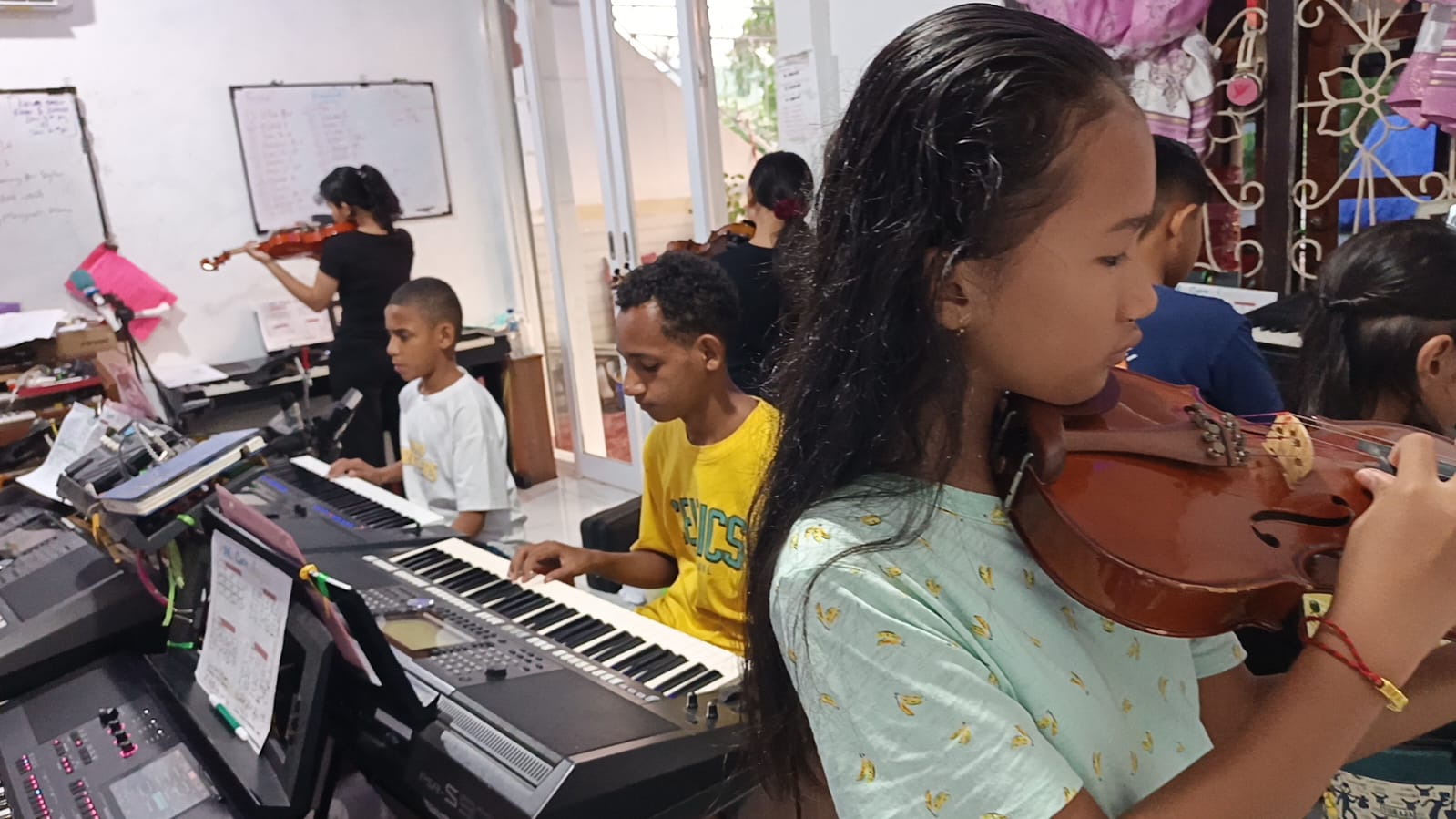 Latihan keyboard Bosar Music Sorong