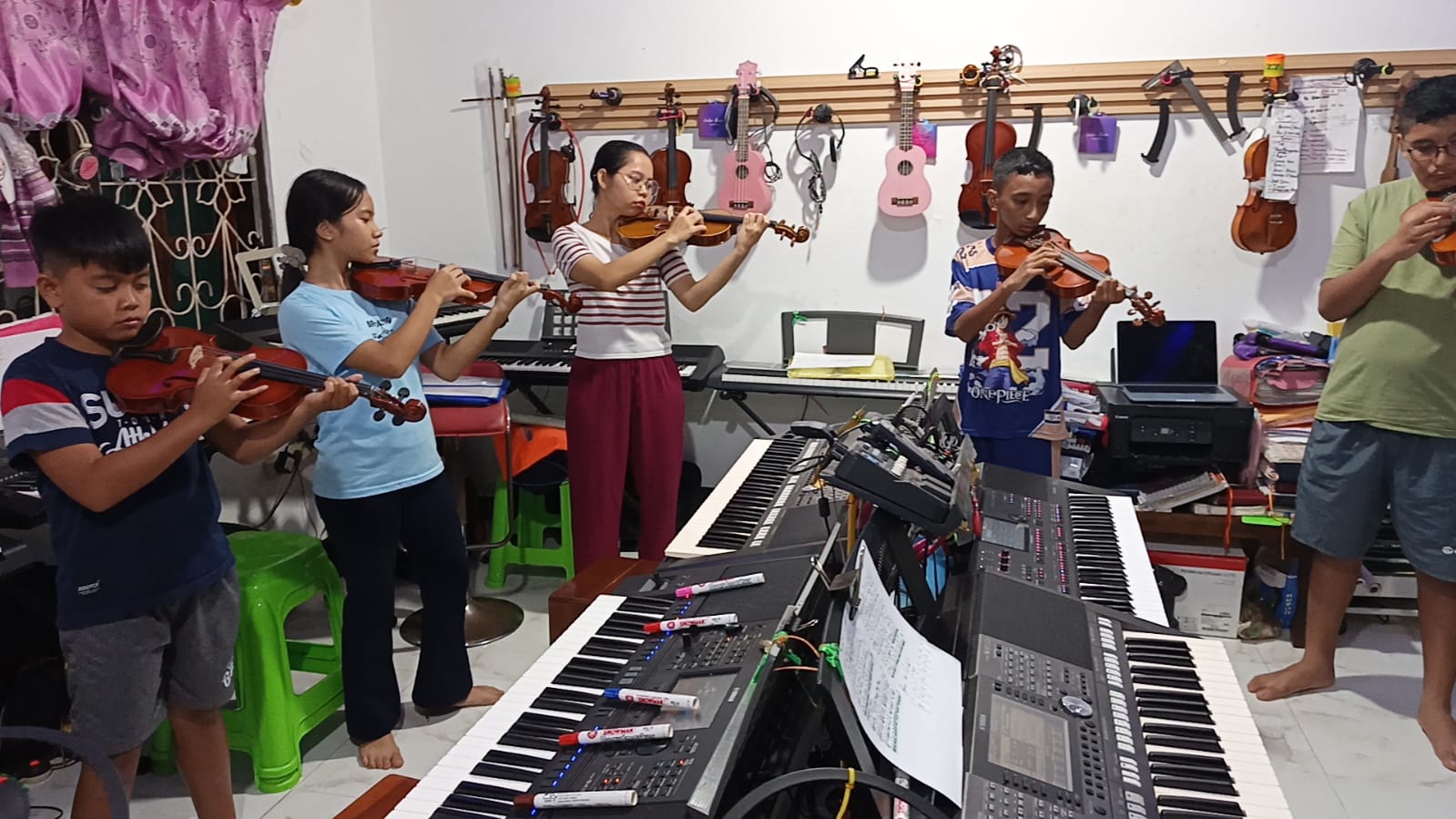 Latihan biola Bosar Music Sorong
