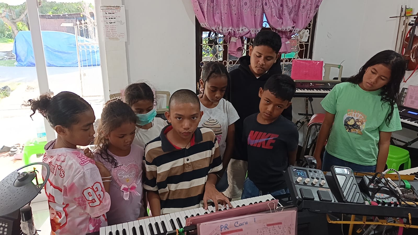 Latihan kelompok Bosar Music Sorong